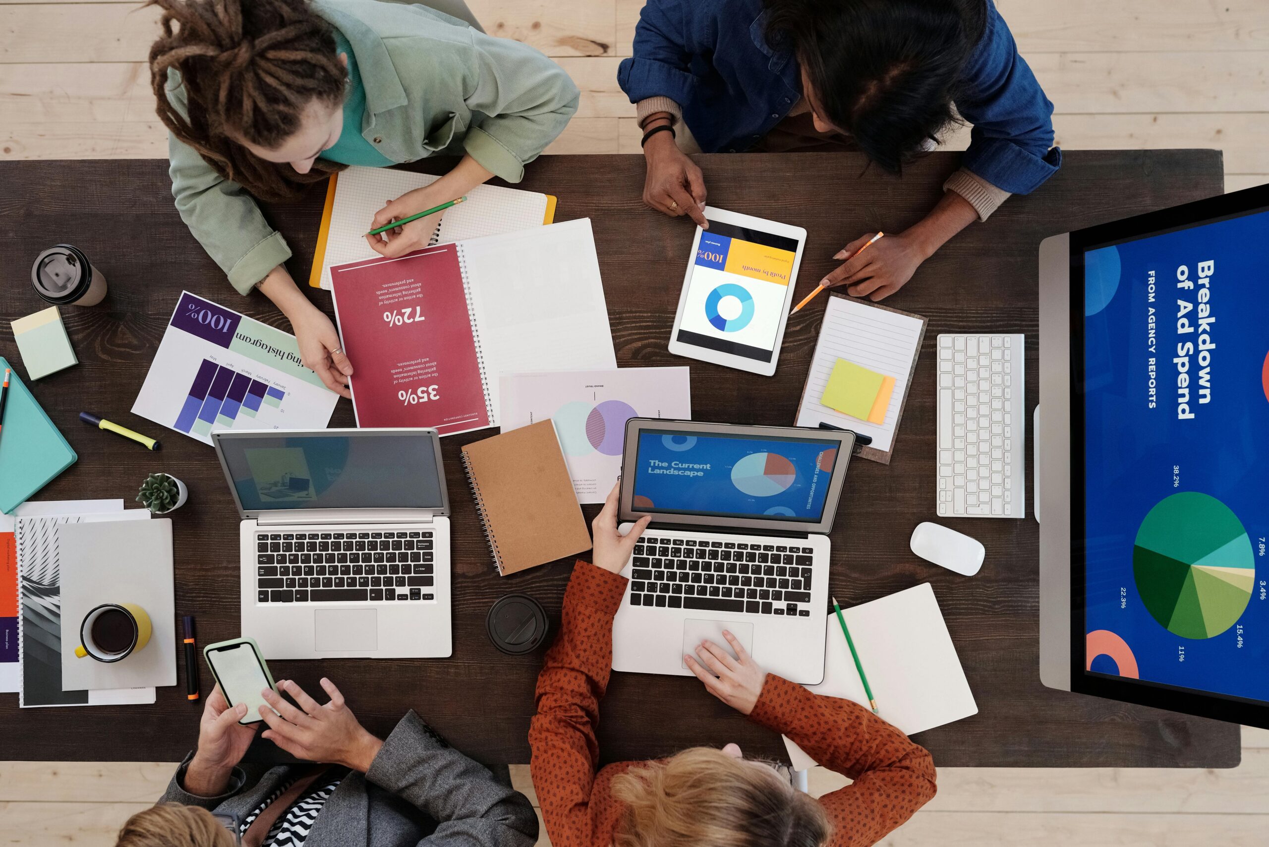 Team bei der Arbeit an einer digitalen Strategie